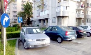 Maşinile scoase la vânzare pe locurile speciale - Aleea Căminelor 