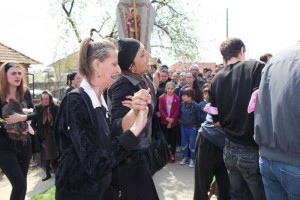 Familia îndoliată îşi conduce copila pe ultimul drum – Ziarul Argeşul - ediţia online Familia îndoliată îşi conduce copila pe ultimul drum