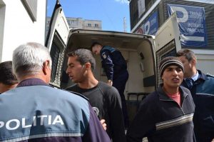 AsasiniStoenesti04 – Ziarul Argeşul - ediţia online Vasile (strânga) şi Laurenţiu Durleci