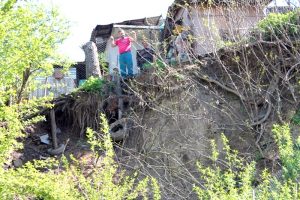 Prăpastia, ajunsă până lângă garduri