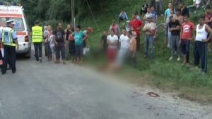 Săteni strânşi la locul accidentului 