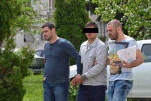 Minorul criminal, escortat spre arest 