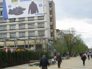 Oamenii trec pe lângă hotel fără să bănuiască pericolul