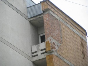 Cărămida decorativă, căzută de pe latura dinspre Strada Mare