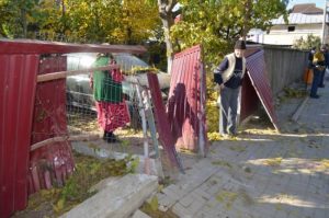 Garduri rupte de şoferiţa imprudentă – Ziarul Argeşul - ediţia online Garduri rupte de şoferiţa imprudentă