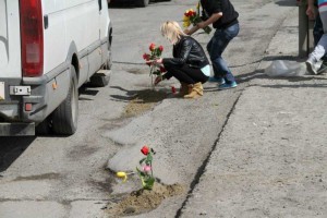 Sătenii au plantat flori în gropile din carosabil
