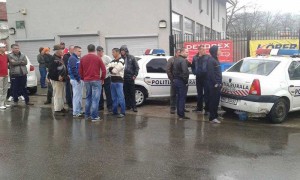 Săteni strânşi la locul crimei