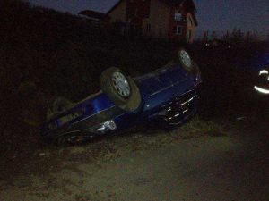 Maşina, răsturnată în şanţ