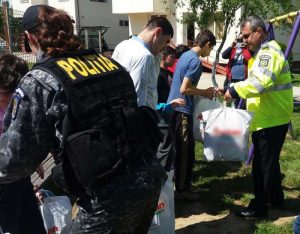PachetePolitie02 – Ziarul Argeşul - ediţia online Poliţiştii le-au oferit daruri de Paşte copiilor