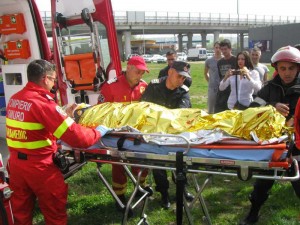 Victima, preluată de ambulanţă – Ziarul Argeşul - ediţia online Victima, preluată de ambulanţă