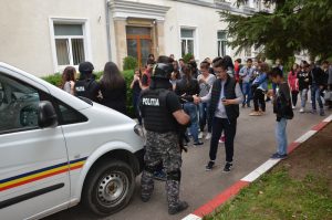 Elevii s-au întâlnit cu mascaţii