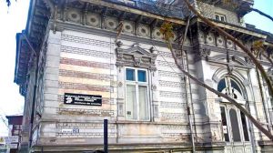 Din sediul Uniunii Artiştilor Plastici cad bucăţi din zid