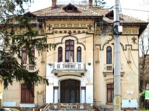 Fostul sediu de partid al PDL, o ruşine în centrul Piteştiului