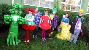 Copii îmbrăcaţi în... fructe şi legume