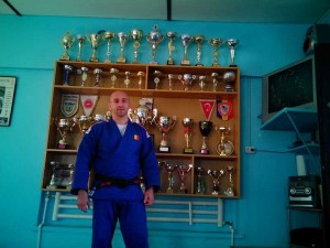 Valentin Ioniţă, alături de bogata vitrină cu trofee 