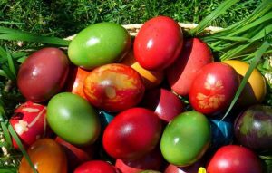 Vopseşte ouăle natural, în culorile curcubeului