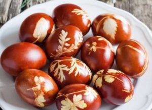 Ouă înflorate cu model din frunze