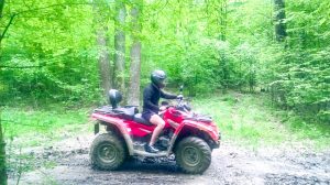 Un aventurier călare pe un ATV