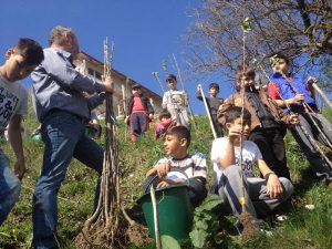 Copiii centrului din Piteşti au plantat meri în Arefu 
