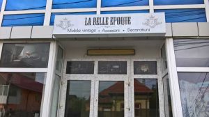 În loc de pompe funebre, mobilă retro