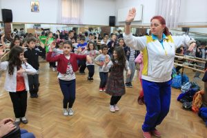 În laboratoarele de creaţie ale Şcolii Populare de Arte