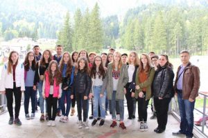 La poalele muntelui, aşteptând telecabina