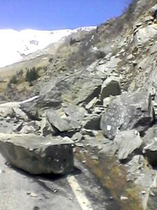 Se îndepărtează stâncile căzute