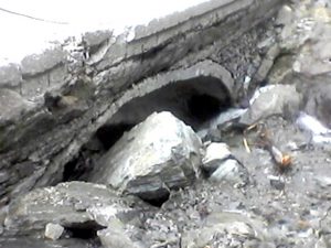 Stâncă sub podul de la Cascada Capra