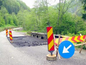 03dn7c – Ziarul Argeşul - ediţia online Podeţul riscă să se surpe sub greutatea camioanelor