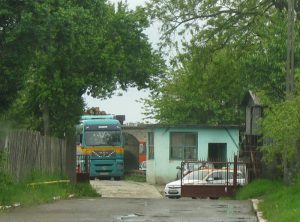 În curtea unei firme 