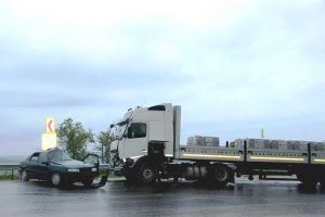 Tamponarea s-a soldat cu rănirea şoferului imprudent