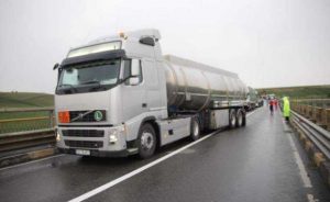 Autocisterna, imobilizată pentru 12 ore