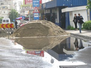 Blocată de grămada de nisip, apa nu are pe unde se scurge