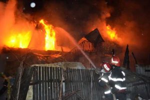 Incendiu violent în curtea bisericii din Băjeşti