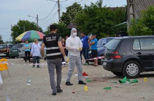 Criminaliştii fac cercetări