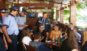 Elevi prinşi de poliţişti chiulind de la ore