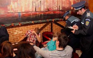Chiulangii depistaţi în bar de poliţişti