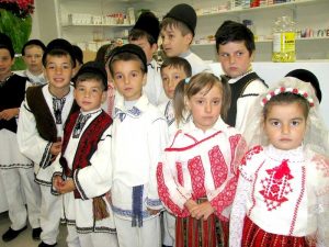 Micuţii dansatori populari din Mioarele