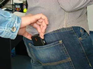 Neatenţia şi iuţeala de mână l-au lăsat fără telefon