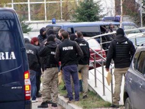 Poliţiştii i-au înconjurat pe suspecţi – Ziarul Argeşul - ediţia online Poliţiştii i-au înconjurat pe suspecţi