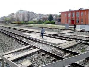 Treceri improvizate peste şine