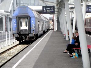 Vagoanele, prea depărtate de peron