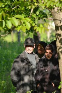 Mama priveşte pierită la trupul fără viaţă al fiului