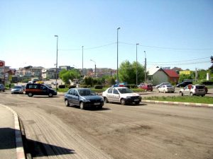 Decopertată, strada a devenit o capcană pentru maşini