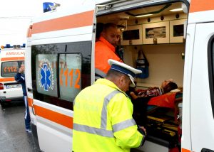 MaracineniAccident05 – Ziarul Argeşul - ediţia online Una dintre victime, preluată de ambulanţă