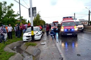 Carambol cu maşini distruse şi oameni răniţi la Mărăcineni
