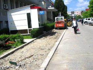 Trotuarul, o jalnică improvizaţie