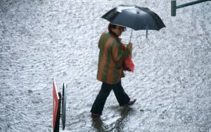 Şi în acest weekend umbrela va fi un accesoriu necesar