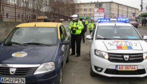 Agenţi locali verificând documentele taximetriştilor