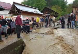 Pompierii îi ajută pe cetăţenii din Muscel